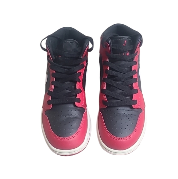 Nike Air Jordan Mid 1 Boys Sneakers Black and Red Youth 4.5 - Picture 2 of 8